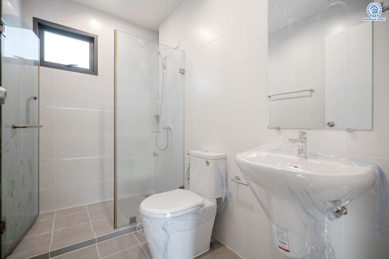 บ้านมือสองตกแต่งใหม่ จากแบรนด์ Sansiri โครงการ เศรษฐสิริ ชัยพฤกษ์-แจ้งวัฒนะ เนื้อที่ 53.3 ตร.ว. ฟังก์ชัน 3 ห้องนอน 3 ห้องน้ำ จอดรถได้ 2 คัน พร้อม Facilities ครบครัน! บนทำเลโซนเมือง เชื่อมต่อทุกการเดินทาง ใกล้เซ็นทรัลแจ้งวัฒนะ, เมืองทองธานี, ทางด่วน "ศรีรัช" และรถไฟฟ้าสายสีชมพู "สถานีปากเกร็ด"...